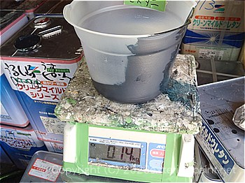 実験用の塗料を計量して作る