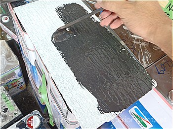 実験用の屋根材に塗装