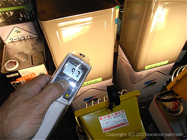 遮熱塗料実験開始2分後のエスケー化研　ヤネフレッシュ（97℃）