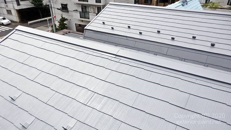 グレーの遮熱塗料で塗った３階建ての屋根