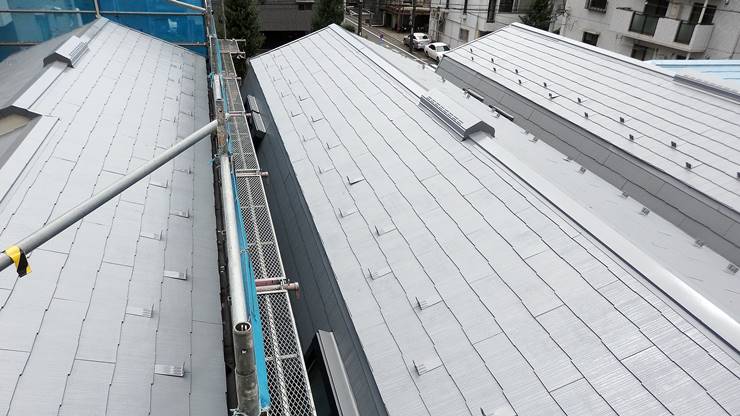 3棟遮熱塗料グレーで塗装した屋根
