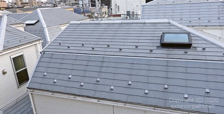 グレーの屋根の戸建て