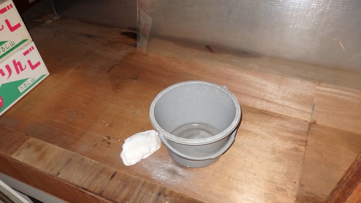 屋根から漏った雨水を受けるバケツ