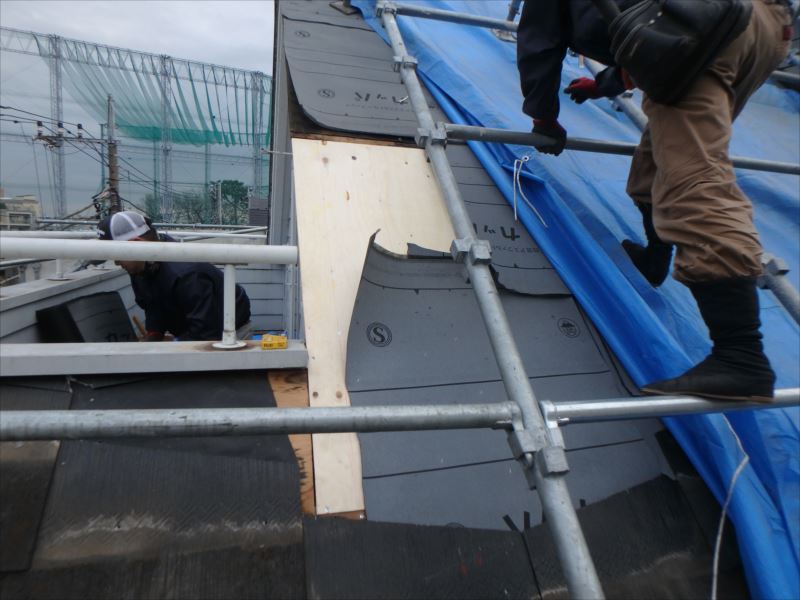 20170218雨漏り改修F様邸屋根工事3ルーフィングP2180870_s