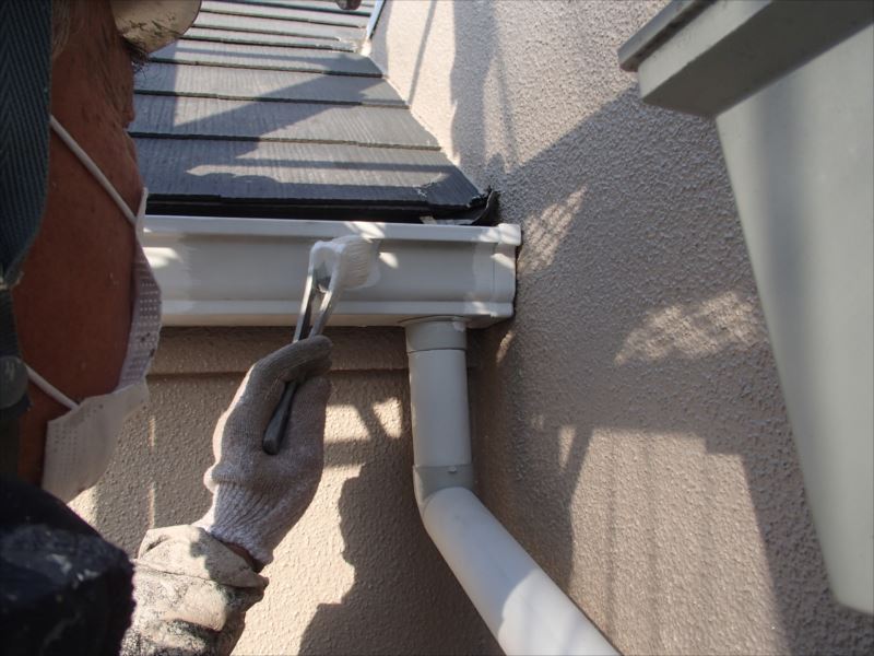 20170325外壁塗装興梠様邸雨樋下塗りP3251815_s
