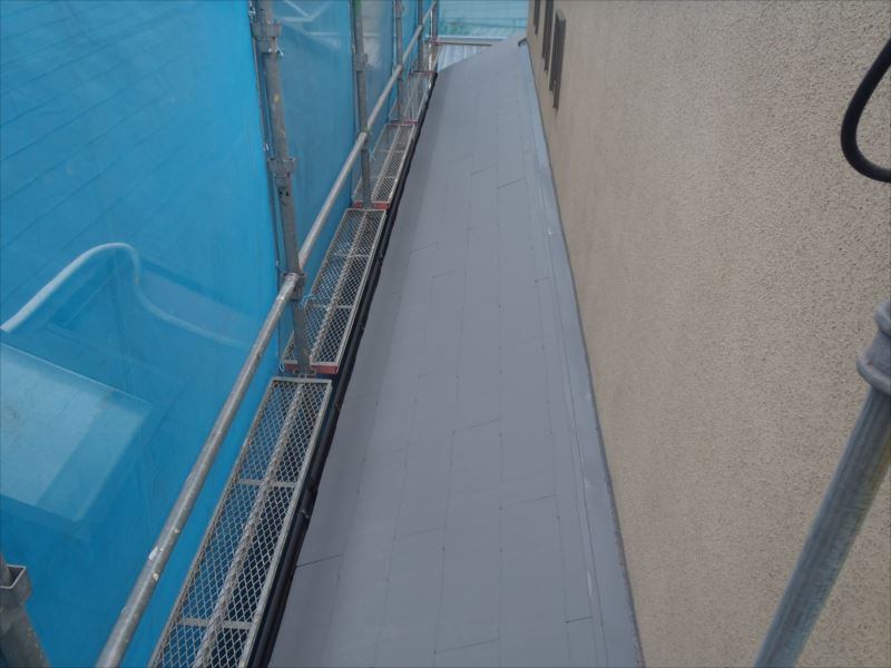 20170802外壁塗装N様邸屋根3中塗りP8020157_s