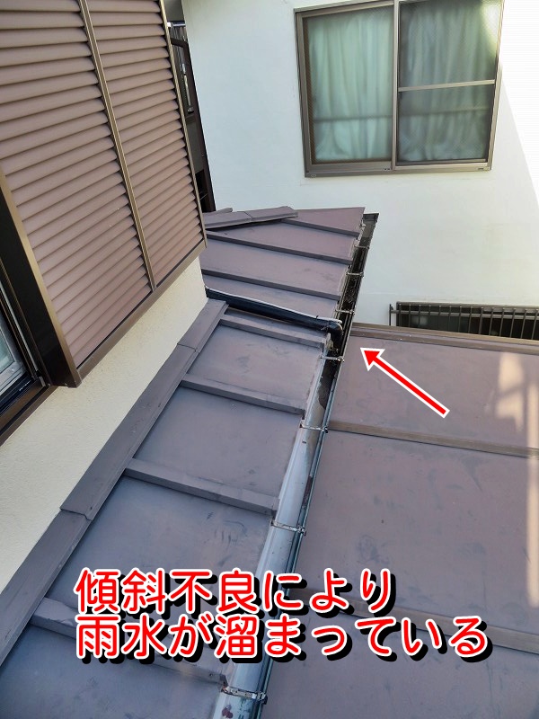 傾斜不良により雨水が溜まっている軒樋