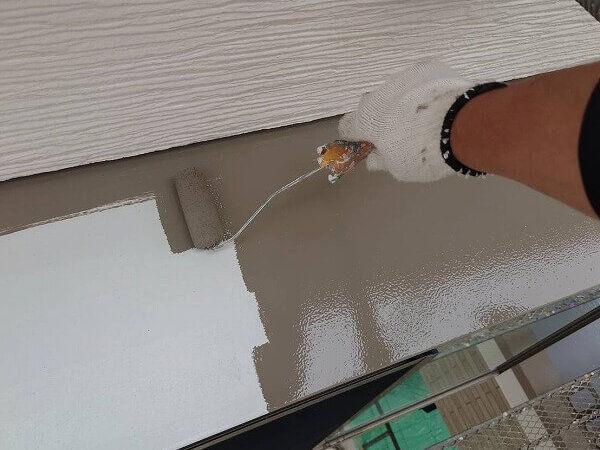 トタンのひさしは、錆止め剤をしっかりと塗装してからトップコートを塗装します。