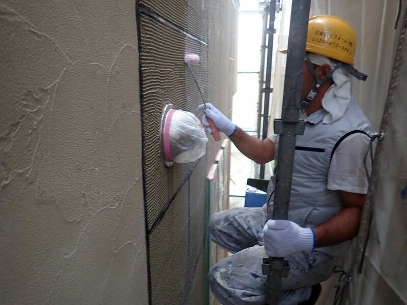 外壁塗装 世田谷区H様邸 外壁下塗り中 2021082825289 – アイキャッチ