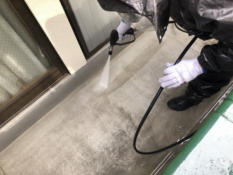 外壁塗装 目黒区Y様邸 ベランダ床洗浄中 20211102S__26411023