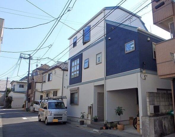 アクセント色の深い藍色が素敵な印象を与えてくれます。