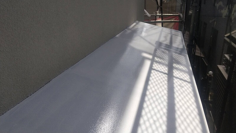 トタンヒサシに下塗り材を塗装しました。
