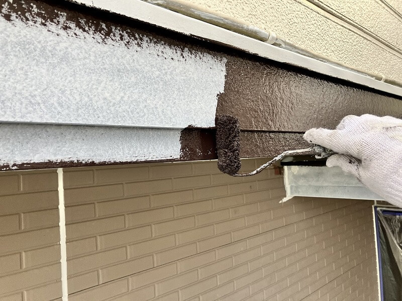 外壁塗装 横浜市K様邸 破風板上塗り中 20230327S__27811900