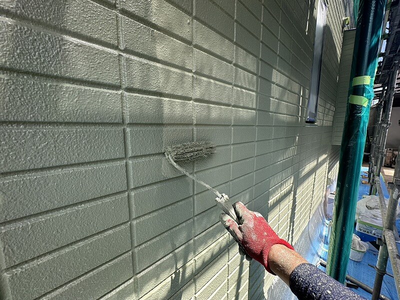 落ち着いたグリーンへと色変えした屋根と外壁の塗装｜水性セラミ 