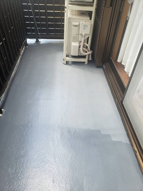 ベランダは水性の防水専用の塗料で塗装しました。