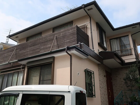 玄関屋根の雨漏り対策に板金カバーを行ったリピーター塗装｜水性セラミ 