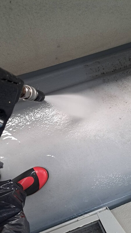 外壁塗装 世田谷区M様邸 バルコニー床洗浄中 2024060616805_0