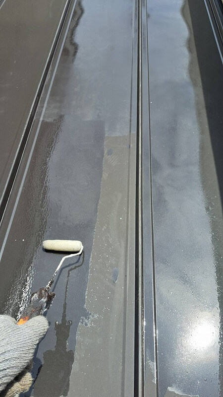 外壁塗装 世田谷区M様邸 屋根下塗り中 2024060716826_0