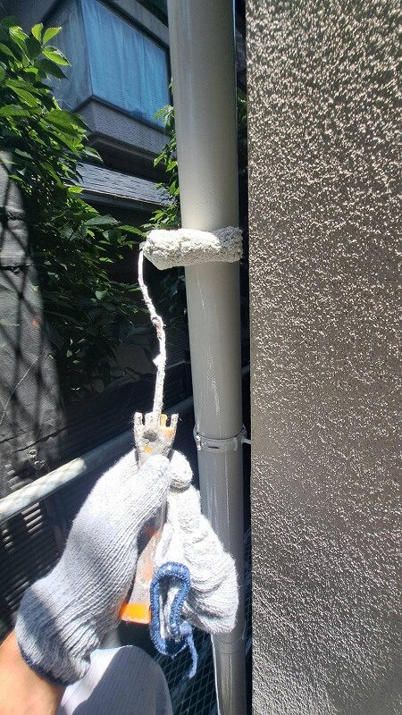 外壁塗装 世田谷区M様邸 雨樋 縦樋塗装中 2024060816865_0