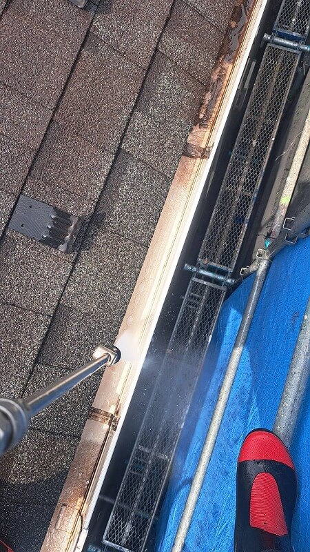 外壁塗装 世田谷区M様邸 雨樋洗浄中 2024060616797_0