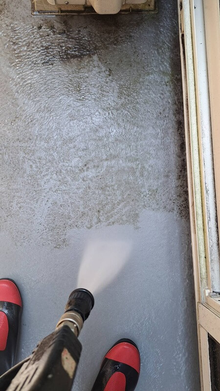 外壁塗装 世田谷区U様邸 バルコニー床洗浄中 2024070417488_0