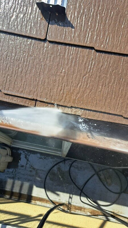 外壁塗装 世田谷区U様邸 雨樋洗浄中 2024070417483_0