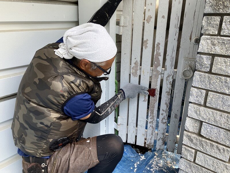 外壁塗装 杉並区T様邸 門扉上塗り中 20240727S__35233825_0