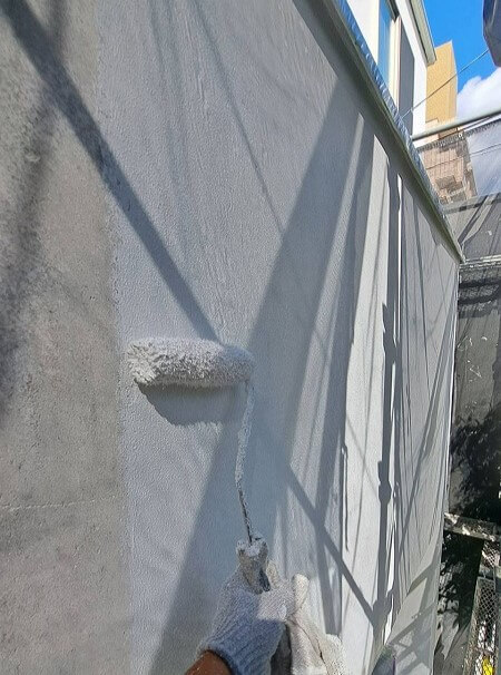 続いて中塗りです。（エスケー化研 アートフレッシュ シロ）
