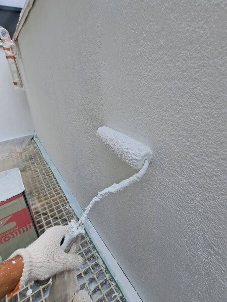 ２階外壁の上塗り中です。（エスケー化研 アートフレッシュ シロ）