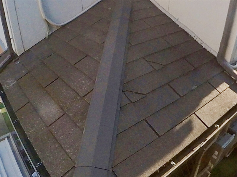 屋根の割れは接着しても将来的に滑り落ちるため、取り除きます。
