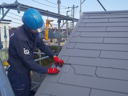 割れが大きいところは、土台になる屋根材を貼り付けて高さを揃えます。