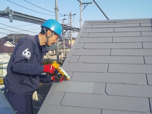 板金を差し込んだ後は、シールを打って仕上げます。