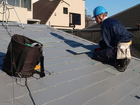 屋根にひび割れが目立つため、板金を差し込んで補強しました。
