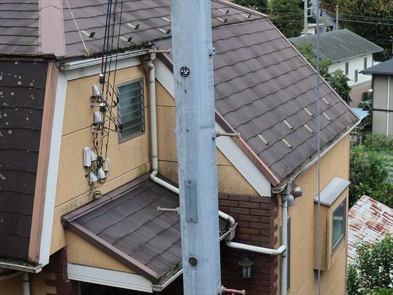 屋根には汚れが目立っていました。