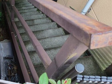 １階へと降りるための階段です。ところどころサビが出ています。