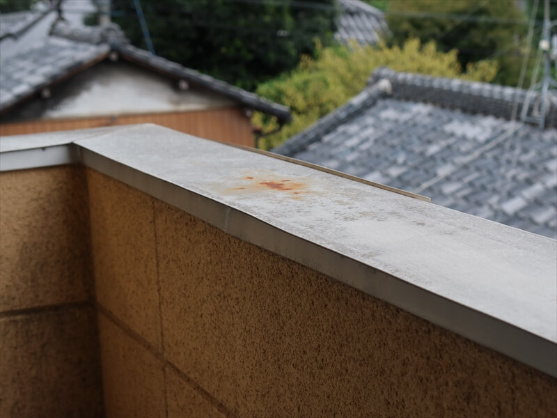ベランダの笠木部分にサビが付いています。