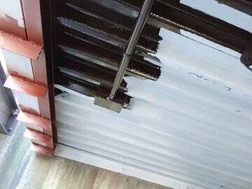 白い錆止め塗料を下塗りした後、補強用の鉄骨（赤い部分）を溶接して取り付けました。