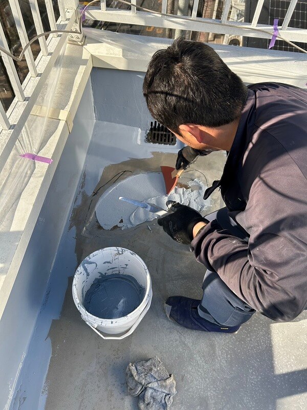 凹んでいる部分までしっかりと防水していきます。