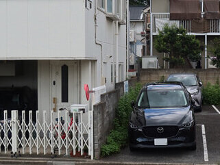 建物の隣が駐車場です。駐車場は車の持ち主と連絡がつきにくく、作業でもかなり気を使います。