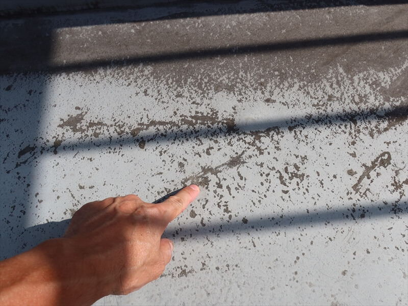 こちらは汚れか剥がれか、洗浄後に確認が必要です。