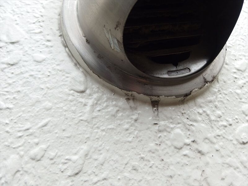 換気口は伝い水による汚れができやすく、黒い線状の汚れができ始めていました。