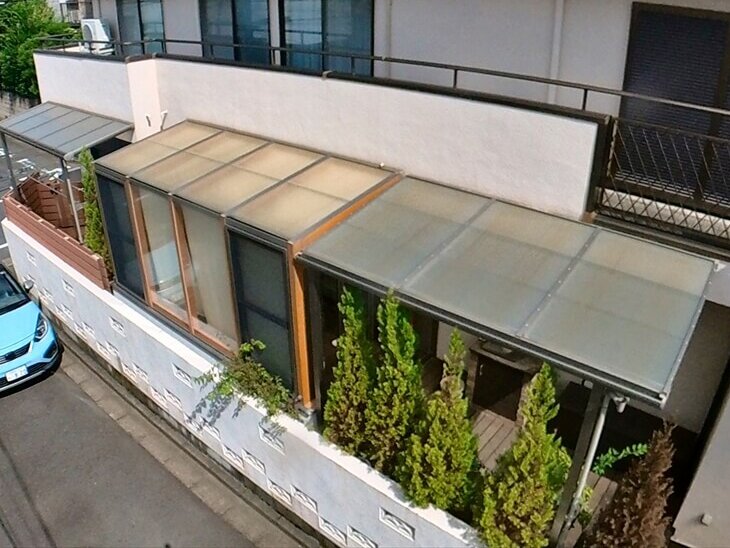 ベランダの外側を塗装するための足場が必要ですが、テラス屋根が長いため難しい足場になりそうです。