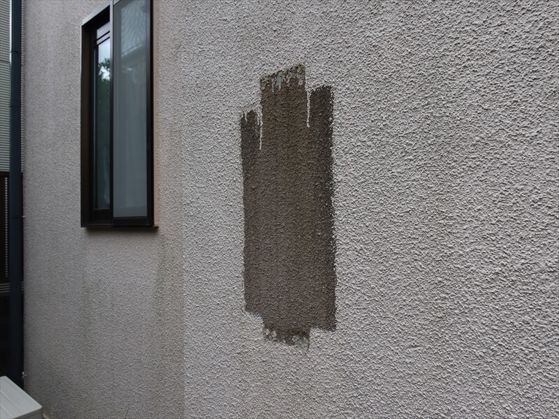 前回の塗装後に給湯器等を交換したことで、塗装できなかった部分が目立っています。