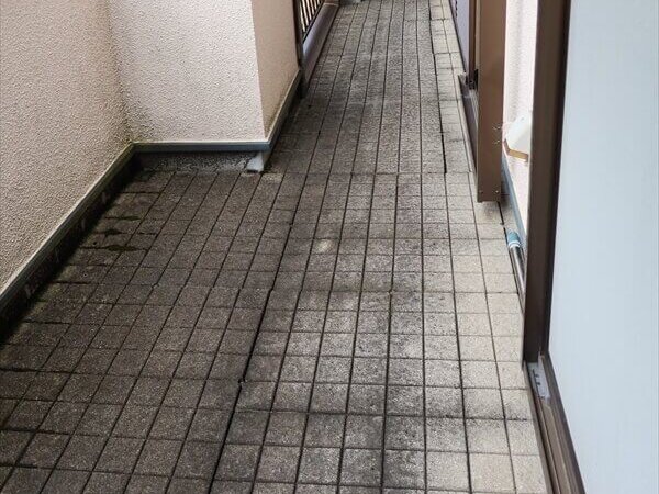 石ブロックを敷いていることで紫外線が遮られ、防水面の劣化は少なく塗装の必要はなさそうです。