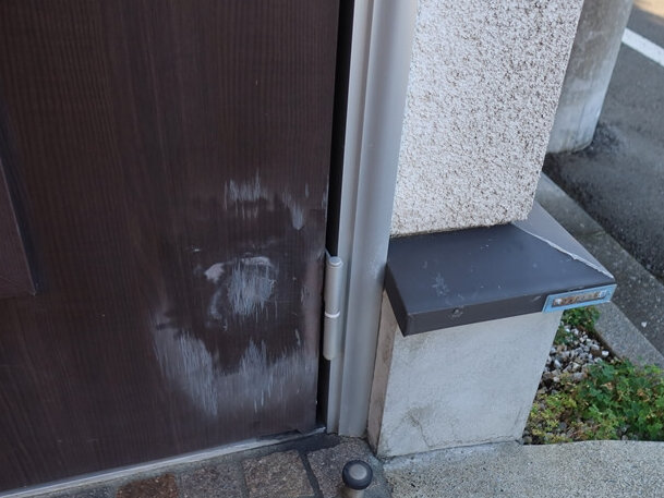ドアの変色は覆い隠すしかありません。塗装ができる素材なら塗装も可能です。