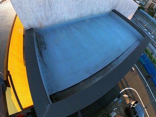 駐車場上の飛び出ている部屋の屋上部分は、大きなひび割れ等はなさそうです。