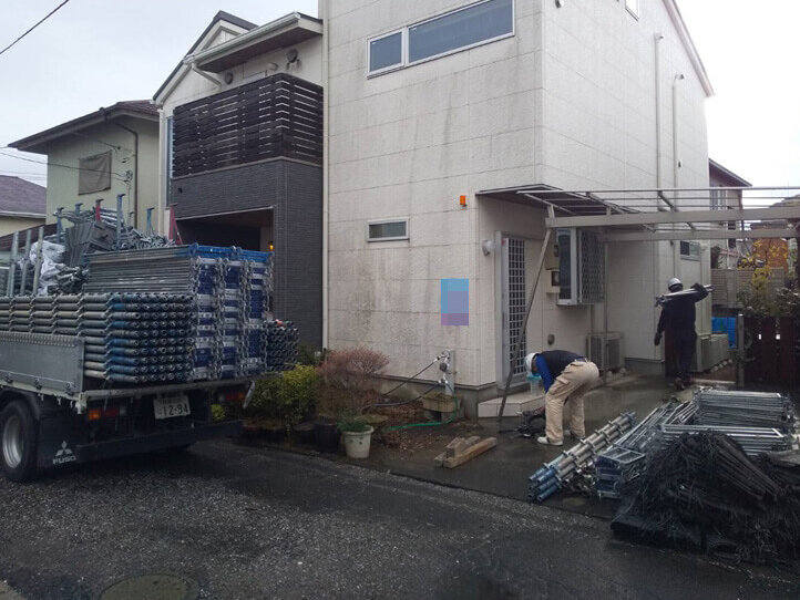 カーポートの屋根がない状態で足場を設置します。