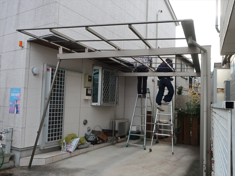 足場設置の前日にカーポートの屋根部分を取り外しています。