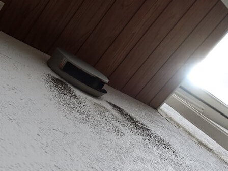 換気扇の下は排気による汚れが目立ちます。