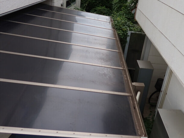 カーポートの屋根を避けて足場が組めないため、今回は屋根を外して足場を組む必要があります。